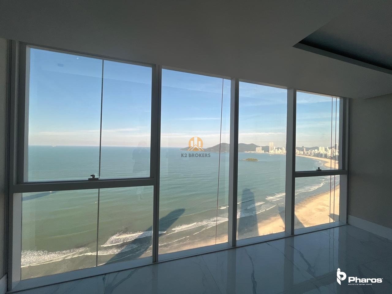  - Apartamento de Luxo no Centro de Balneário Camboriú-SC: 4 suítes, 4 vagas de garagem - 184,30 m²