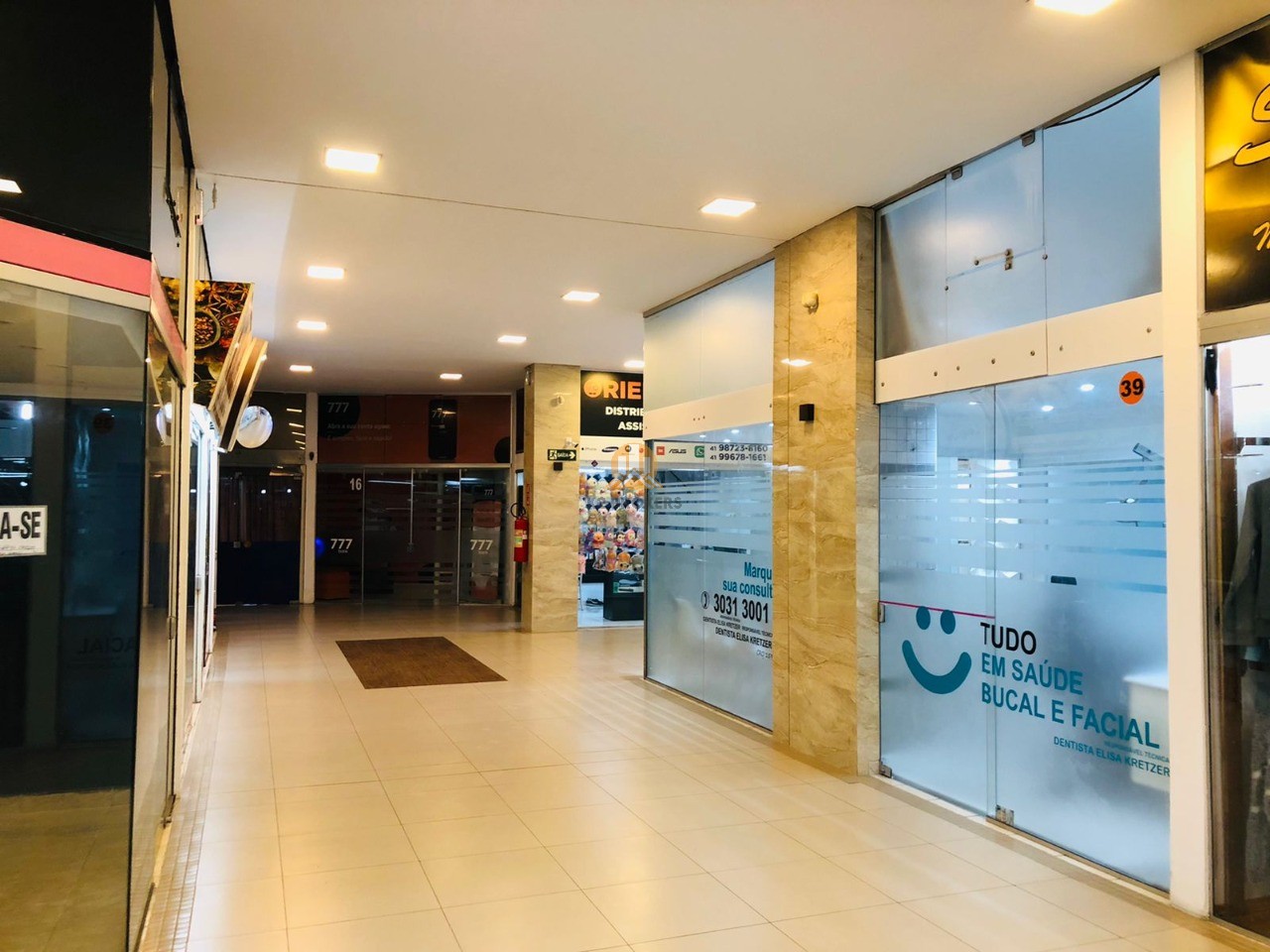  - Excelente Oportunidade: Loja Comercial à Venda no Centro de Curitiba-PR