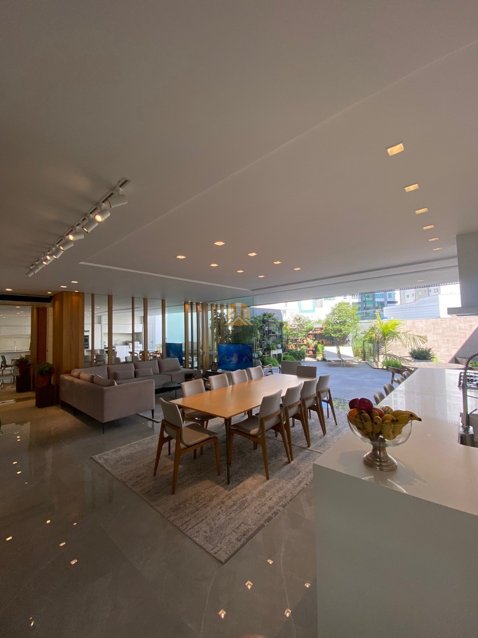  - Casa à venda em Balneário Camboriú-SC, Centro:  3 suítes e 7 vagas de garagem, 470m²