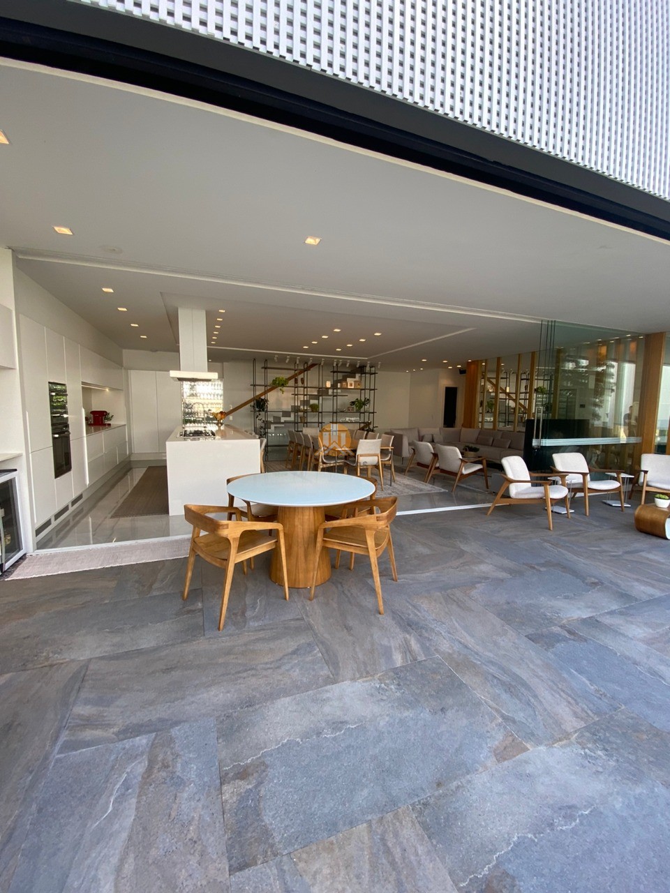  - Casa à venda em Balneário Camboriú-SC, Centro:  3 suítes e 7 vagas de garagem, 470m²