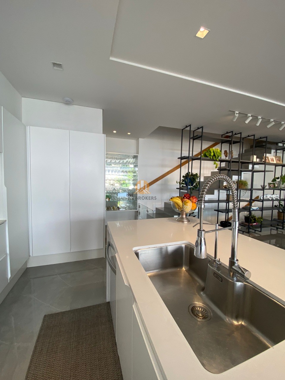  - Casa à venda em Balneário Camboriú-SC, Centro:  3 suítes e 7 vagas de garagem, 470m²