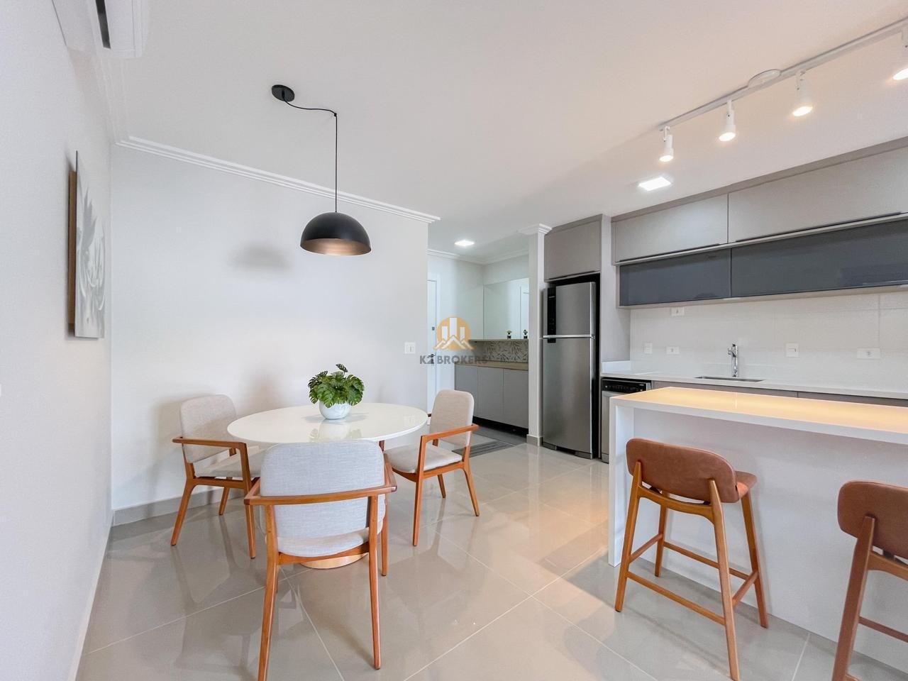  - Apartamento Mobiliado com 2 Vagas Paralelas e Face Norte – Água Verde