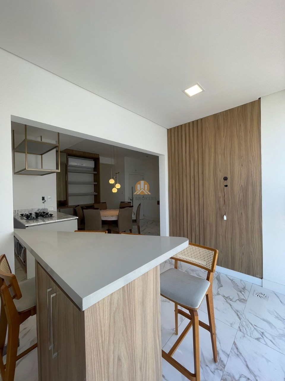  - Apartamento Mobiliado no Centro de Itapema-SC, 3 suítes, 2 vagas de garagem, 115m².