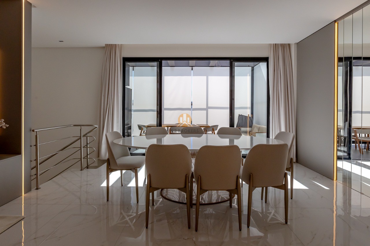  - Cobertura Mobiliada à venda no Centro de Balneário Camboriú-SC:  4 suítes e 3 vagas de garagem, 250m².