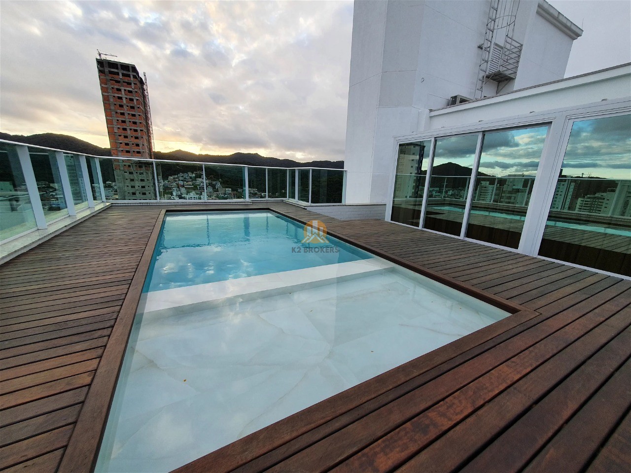  - Cobertura à Venda em Balneário Camboriú - Bairro Pioneiros  3 Suítes, 4 Vagas, 324m²