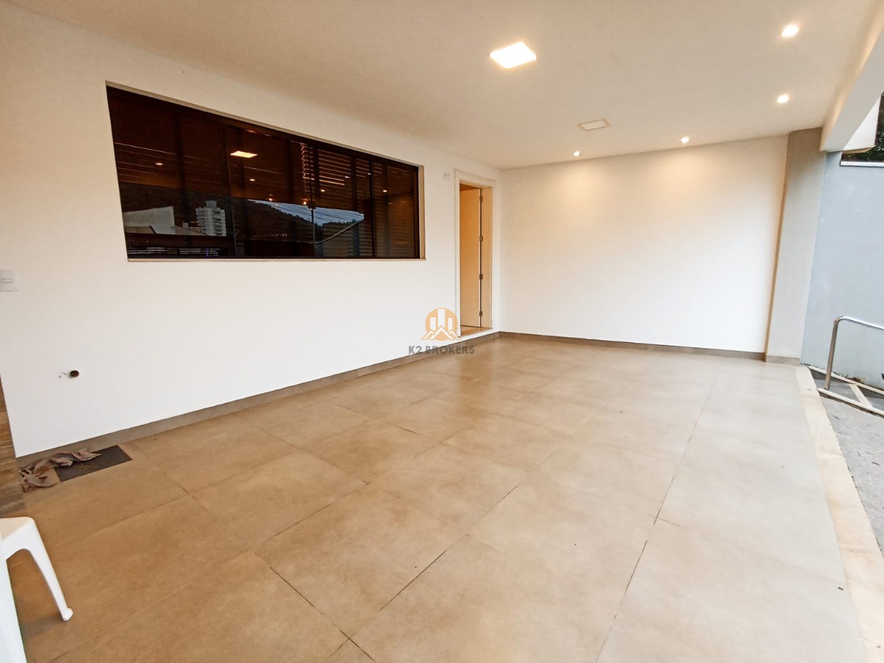  - Casa à venda em Itajaí-SC, no bairro Fazendinha! 3 suítes, 2 vagas de garagem, 160m².