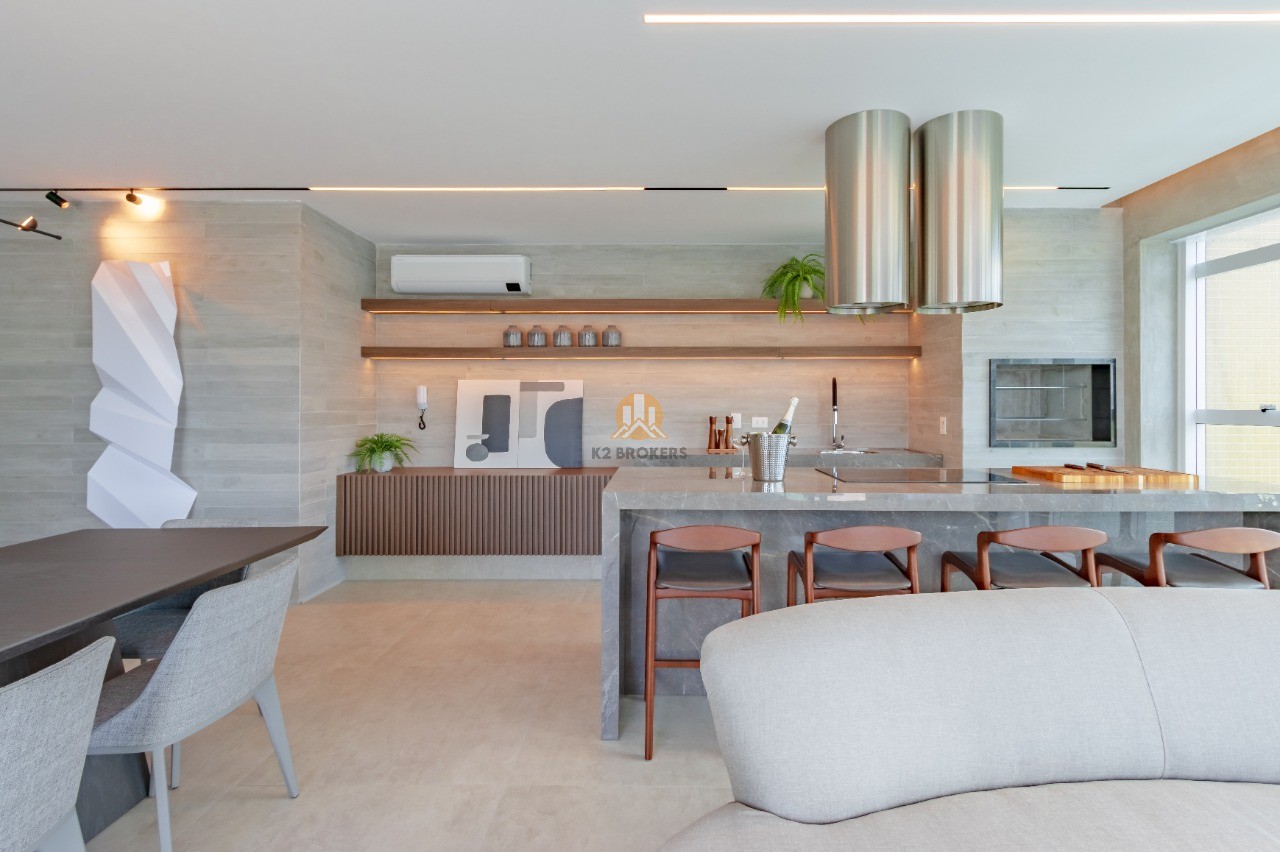  - Cobertura Duplex Mobiliada à Venda em Curitiba, Cabral: 3 Suítes e 3 Vagas de Garagem, 216,00m²